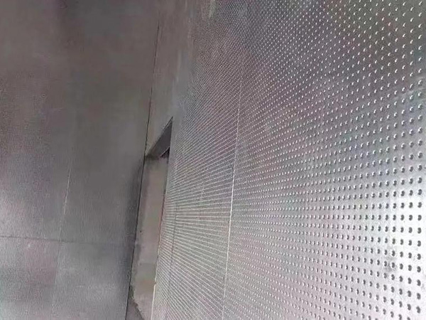 如何确保防爆墙施工中的墙体平整度？