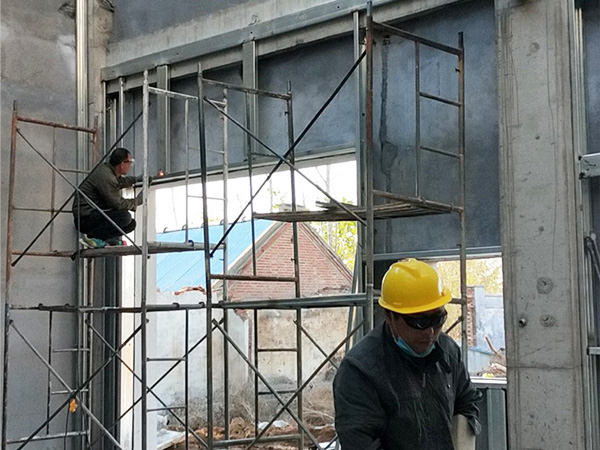 在防爆墙施工中，如何确保施工的安全性？